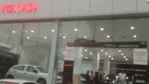 धनबाद के टोयोटा शोरूम में हंगामा: कर्मी से मारपीट और जान से मारने की धमकी, CCTV में कैद हुई पूरी घटना