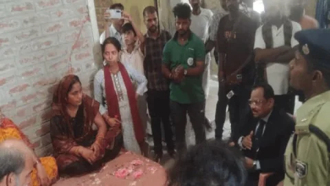 बिहार: ‘आपके दर्द को समझता हूं...’ भरत तिवारी की मां से मिले जांच आयोग अध्यक्ष, बोले- सच्चाई सामने लाएंगे
