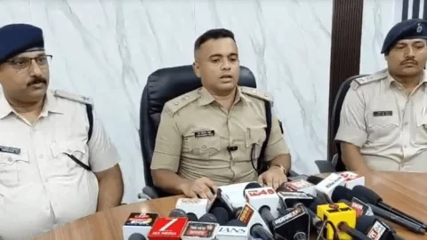 प्रिंस खान गैंग पर धनबाद पुलिस का बड़ा प्रहार, हथियार सप्लायर 2 पिस्टल और 33 कारतूस के साथ गिरफ्तार