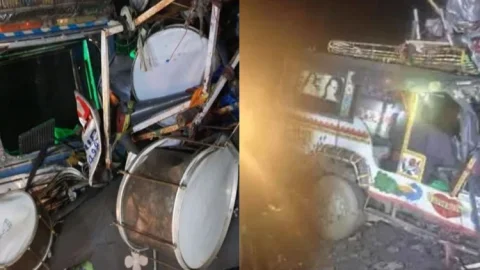 रामगढ़ में भीषण सड़क हादसा: पिकअप गाड़ी और ट्रक की टक्कर, मुहर्रम से लौट रहे 7 ताशा कलाकारों की दर्दनाक मौत