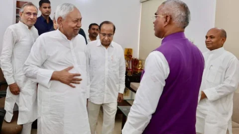 बिहार: नीतीश कुमार से मिले आरसीपी सिंह, समर्थकों के दावों से बिहार की राजनीति में बढ़ी हलचल