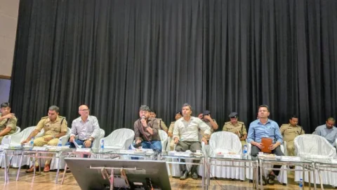 धनबाद में DC आदित्य रंजन सख्त: नदी किनारे अवैध खनन या OB डंप मिला तो CO और थाना प्रभारी होंगे जिम्मेदार
