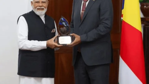 सेशेल्स में PM मोदी का डंका: मिला सर्वोच्च सम्मान, 'मेड इन इंडिया' पेट्रोल वेसल भी किया भेंट