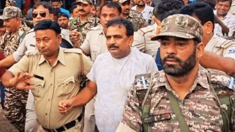 पश्चिम बंगाल: रस्सी बांधकर TMC नेता की परेड, 'चोर-चोर' के नारों से गूंजा गौरांडी; राईना में भारी तनाव