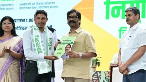 झारखंड के 1042 शिक्षकों को मिला नियुक्ति पत्र, CM हेमंत सोरेन बोले- खूब साइंस पढ़िए, डॉक्टर-इंजीनियर बनिए