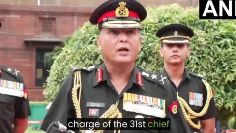 नए आर्मी चीफ जनरल धीरज सेठ ने यूं संभाला पद,गार्ड ऑफ ऑनर के बाद  पहले किया सैल्यूट, फिर छुए पिता के पैरं