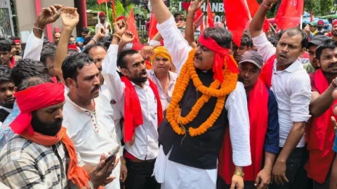 धनबाद स्टेशन पर टोटो चालकों का शक्ति प्रदर्शन, DRM के सामने गूंजा विरोध; एक हफ्ते में कार्रवाई का आश्वासन