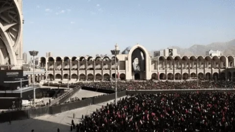 खामेनेई की विदाई में उमड़ा जनसैलाब: ‘बदला-बदला’ के नारों से गूंजा तेहरान, बेटे मुजतबा रहे नदारद