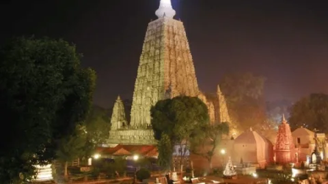 महाबोधि मंदिर में आस्था की बारिश: दानपात्र से निकले ₹2 करोड़, विदेशी भक्तों ने भी खोला खजाना