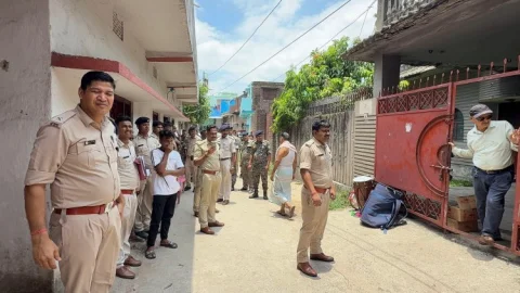 फरार अपराधी प्रिंस खान के वासेपुर स्थित घर की कुर्की, कोर्ट के आदेश पर धनबाद पुलिस की बड़ी कार्रवाई