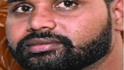 DD Bar Murder: पुलिस को चकमा देकर कोर्ट पहुंचा ₹2 लाख का इनामी विश्वनाथ मंडल, जमशेदपुर कोर्ट में किया सरेंडर