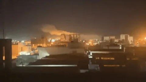 अमेरिका-ईरान में फिर भड़की जंग! होर्मुज बंद, अमेरिकी एयरस्ट्राइक से मचा हड़कंप; दुनिया पर मंडराया तेल संकट