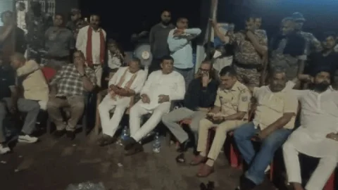 चतरा में 60 घंटे बाद खत्म हुआ आंदोलन: CRPF जवान की मौत पर मिला ₹10 लाख मुआवजा, कोयला वाहनों पर रोक