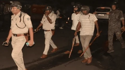 धनबाद: झरिया में शराब दुकान के बाहर हंगामा, शराब दुकान के बाहर पुलिस-बारातियों की भिड़ंत से मची अफरा-तफरी