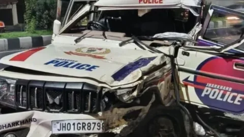 झारखंड: धनबाद में दर्दनाक हादसा: ट्रेलर से टकराई हजारीबाग पुलिस की गाड़ी, एक जवान की मौत, चार की हालत गंभीर