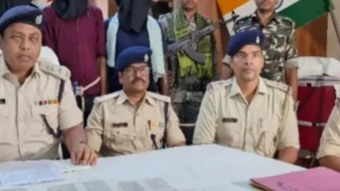 चतरा में राहुल दुबे गैंग पर पुलिस का बड़ा एक्शन, लेवी वसूली से पहले 3 अपराधी हथियार समेत गिरफ्तार