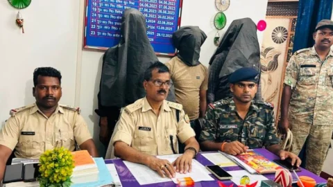दुमका में ब्राउन शुगर पर पुलिस का बड़ा एक्शन! पगवारा पहाड़ से 3 तस्कर गिरफ्तार, आरोपी के पास मिला नशा