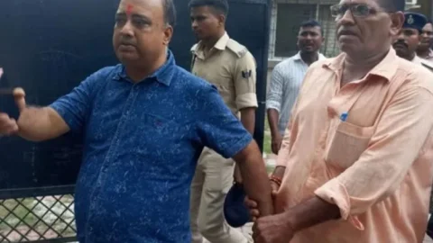 सीतामढ़ी : बाजपट्टी के सीओ प्रभात कुमार रिश्वत लेते रंगेहाथ गिरफ्तार, निगरानी विभाग की कार्रवाई से मचा हड़कंप