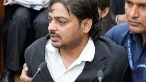 सुप्रीम कोर्ट में हंगामा पड़ा भारी! CJI के खिलाफ अपशब्द, कोर्टरूम में कागज फेंकने पर लॉ छात्र समेत 2 गिरफ्तार