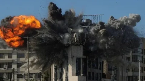 US-Iran War:7 घंटे तक बरसे अमेरिकी बम, ईरान में 35 की मौत-300 से ज्यादा घायल, होर्मुज में बढ़ा युद्ध का खतरा