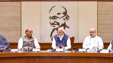 मोदी कैबिनेट के 7 बड़े फैसले: वाराणसी में ₹11 हजार करोड़ का एलिवेटेड कॉरिडोर, Semicon 2.0 और 9 नए यूरिया प्लांट को मंजूरी