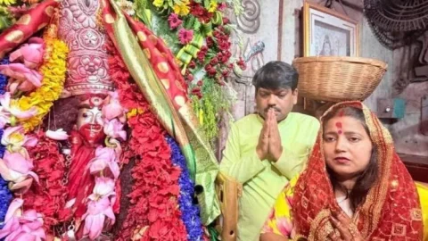 शादी की सालगिरह पर तारापीठ मां तारा के दरबार पहुंचे मेयर संजीव सिंह और विधायक रागिनी सिंह