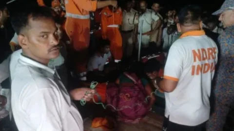 Gaya Borewell Rescue: 'हमरा बाहर निकाला मां...' 300 फीट गहरे बोरवेल में फंसे 4 साल के पीयूष को बचाने की जंग जारी