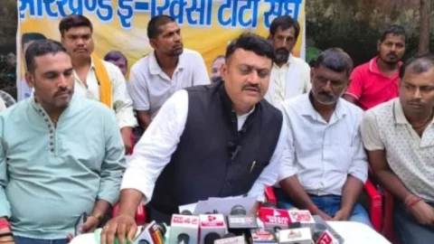 DRM को सौंपे सबूत, फिर भी नहीं हुई कार्रवाई! धनबाद रेलवे पार्किंग ठेकेदार पर संरक्षण देने के आरोप, टोटो संघ ने खोला मोर्चा