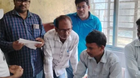 JNV धनबाद रैगिंग कांड: SNMMCH पहुंचे रविदास समाज संघर्ष समिति के सदस्य, पीड़ित छात्र को दिया न्याय का भरोसा