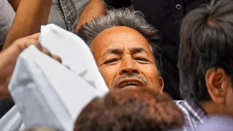 21 दिन के अनशन के बाद सोनम वांगचुक को पुलिस ने अस्पताल पहुंचाया, अनशन पर बैठे अभिजीत दीपके