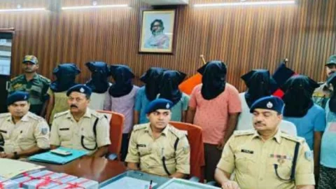 जामताड़ा में साइबर गैंग पर पुलिस का बड़ा प्रहार! 9 ठग गिरफ्तार, 27 मोबाइल-39 सिम और टैब बरामद