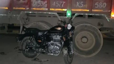 बिहार: दरभंगा में खड़े ट्रक से भिड़ी बुलेट, सेना के जवान समेत 3 दोस्तों की मौत