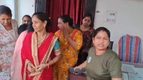 धनबाद के आवासीय स्कूल में हंगामा: बच्चों से मारपीट, गाली-गलौज और बाथरूम साफ कराने के आरोप