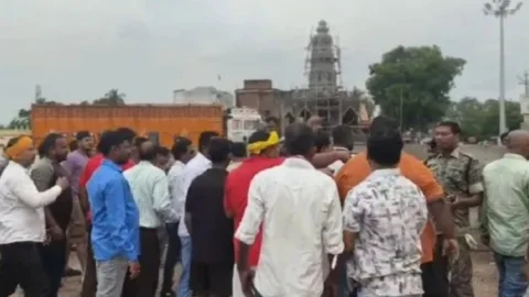 डिगवाडीह गणेश पूजा कमेटी में विवाद: पुलिस के सामने भिड़ीं दो कमेटियां, लात-घूंसों से रणभूमि बना मैदान