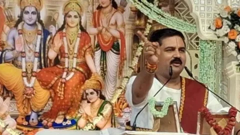 धनबाद:'अहंकार से हार, भक्ति से उद्धार'... राजन जी महाराज ने बताया जीवन जीतने का मंत्र
