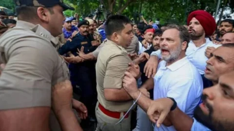 PM आवास के बाहर राहुल गांधी हिरासत में, 3 घंटे बाद रिहाई; सोनिया पहुंचीं थाने, शिक्षा मंत्री के इस्तीफे पर अड़ा विपक्ष
