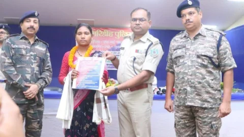 25 लाख के इनामी नक्सली अजय महतो की पत्नी बबिता ने किया सरेंडर, बोली- शोषण और मारपीट से टूट गया था भरोसा