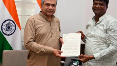 धनबाद को रेल का बड़ा तोहफा दिलाने की कोशिश, रेलमंत्री के सामने सांसद ढुलू महतो ने रखीं 10 बड़ी मांगें