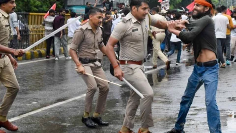 पटना में छात्रों का उग्र प्रदर्शन: राजभवन मार्च पर लाठीचार्ज, BJP विधायक की गाड़ी पर पथराव, शहर में हाई वोल्टेज