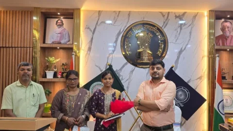 मजदूर की बेटी ने रचा इतिहास: धनबाद की पूनम बनी NEET जिला टॉपर, सरकार उठाएगी MBBS की पूरी पढ़ाई का खर्च