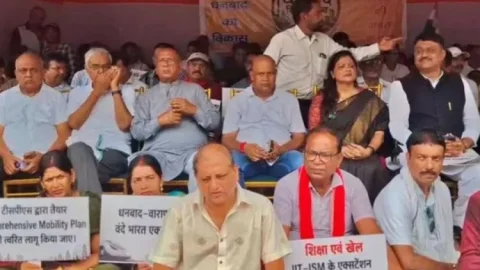 सांसद ढुलू महतो के विरोधी एक मंच पर, धनबाद विकास के नाम पर दिखी ताकत; 7 विधायकों के दावे में पहुंचे सिर्फ 3