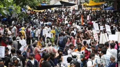 NEET आंदोलन पर बढ़ा सियासी संकट, CJP ने सरकार को दिया खुली बातचीत का प्रस्ताव; जंतर-मंतर पर झड़प