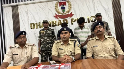 वासेपुर के दो व्यवसायियों की हत्या की साजिश नाकाम, प्रिंस खान गैंग के दो गुर्गे बम और पिस्टल के साथ गिरफ्तार