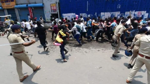बिहार बंद में पटना बना रणक्षेत्र: पुलिस की 2 गाड़ियां पलटीं, टीओपी पर बम फेंका, लाठीचार्ज से मचा हंगामा
