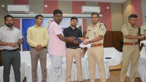 Mission Amanat: 505 लोगों की लौटी मुस्कान, धनबाद पुलिस ने लौटाए गुम और चोरी हुए मोबाइल