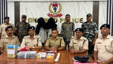 धनबाद कार हत्याकांड का खुलासा: 48 घंटे में दो आरोपी गिरफ्तार, खून से सने हथियार और सबूत बरामद