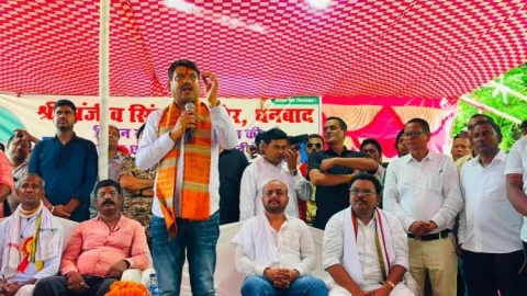 "मधुबन की लड़ाई अब मेरी भी है…' मेयर संजीव सिंह की हुंकार, BCCL-MDO के खिलाफ ग्रामीणों के साथ उतरे"