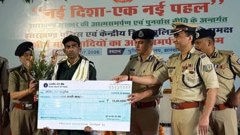 झारखंड : 15 लाख के इनामी 'गांधी' समेत 16 माओवादियों ने किया सरेंडर, 11 हथियार और 1562 कारतूस सौंपे
