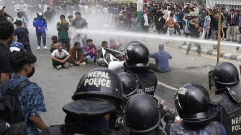 नेपाल में सांप्रदायिक हिंसा से हड़कंप: भारत सीमा से सटे जिलों में कर्फ्यू, कई शहरों में आगजनी-फायरिंग, हाई अलर्ट