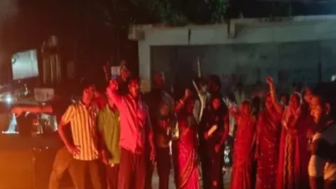 धनबाद में युवक की पीट-पीटकर हत्या, शव रखकर सड़क जाम; रणधीर वर्मा चौक पर आगजनी, 4 हिरासत में